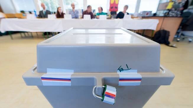 VÝSLEDKY VOLEB DO SENÁTU: Tito kandidáti postupují do 2. kola