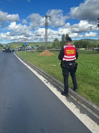 Bagrista vyhrabal u hypermarketu na Karlovarsku protitankovou minu. Cvičná munice zablokovala provoz na dvě hodiny
