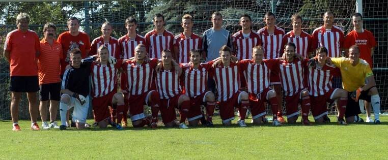 zhora zleva: Mašek F.(manažer), Hrdlička (prezident), Mašek Michal (sekretář), Petržílka, Hakl, Siegl, Froněk, Šulc M., Šulc R., Jánský, Málek, Jovanoski, , Doležal I., Zahálka, Doležal M., Turek, Kovařík, Kučera, Svoboda, Chrobák, Fischer, Pařízek