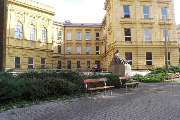 Gymnázium Boženy Němcové, Hradec Králové foto 1