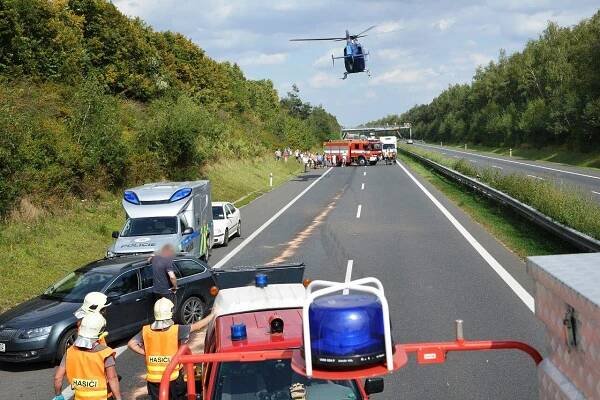 Při tragické nehodě na dálnici D11 u Prahy zemřela jedna osoba | POŽÁRY.cz - ohnisko žhavých zpráv | hasiči aktuálně