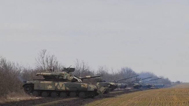 Jako při okupaci Československa: Rusové na tanky zase malují bílé pruhy