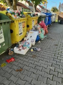 Nepořádek kolem přeplněných kontejnerů na Hornoměstské ulici.