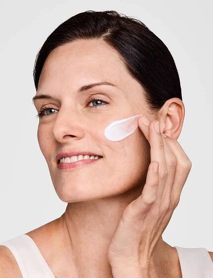 DayWear Multi-Protection Anti-Oxidant Moisturiser SPF 15 Dry Skin 50ml
