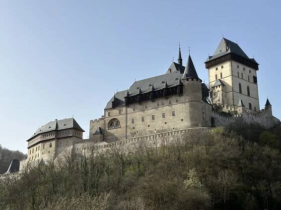 Z Řevnic na majestátní hrad Karlštejn