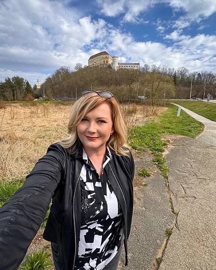 Alena Schillerová pózovala na lavičce v parku: Pozor na knoflík u saka, aby vám nevystřelil oko, dozvěděla se