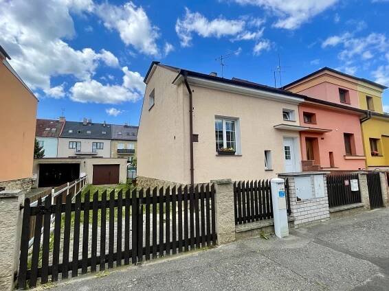 Mladá Boleslav- Pěkný útulný RD 3+kk, 110m2, se zahrádkou a garáží, volný ihned, nezařízený, úžasná lokalita – Roin reality