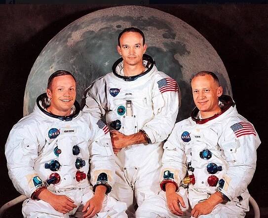 FOTO: Zleva: Neil Armstrong, Michael Collins a Edwin Aldrin. – stránka 3