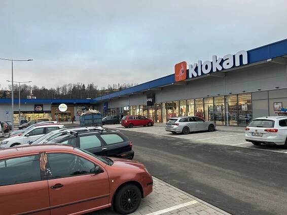 Otevřeno! První zákazníci vyrazili do nového obchodního centra v Úpici