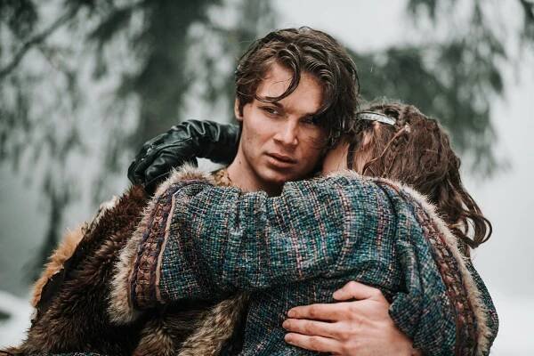Záběry jako z fantasy seriálu: Půvabná zpěvačka se v novém videoklipu inspirovala Hrou o trůny