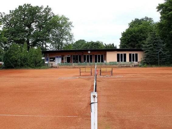 Na těchto tenisových kurtech v Litvínově u Koldomu trénovala současná královna ženského tenisu Karolína Plíšková pod vedením trenérky Zuzany Rolenčíkové od svých sedmi let.
