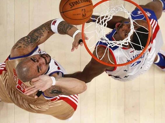 All-Star: Carlos Boozer a Joe Johnson bojují o odražený míč.