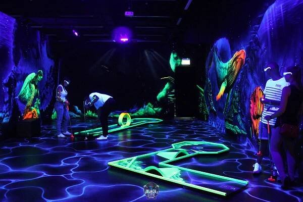 Blacklite Arena | Schwarzlicht Minigolf Wien