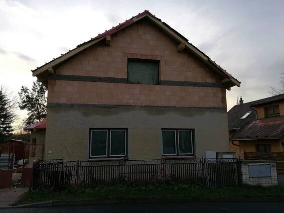 Kompletní rekonstrukce a zateplení fasády RD Praha Lipany | STAVBA 171015 | ZOFI - Specialista na zateplení fasád