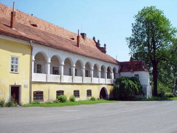 Mokrosuky (zámek)