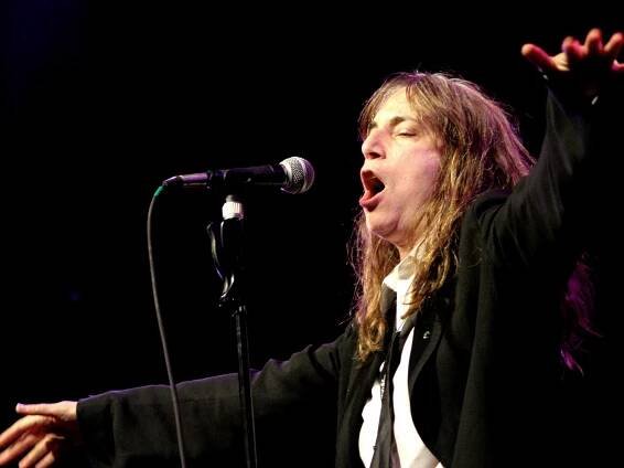 Soubor:Patti Smith performing at TIM Festival, Marina da Gloria, Rio De Janeiro (3).jpg – Wikipedie