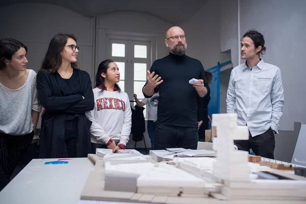 Nastupuje generace sněhových vloček, která hůře zvládá náročné studium architektury, říká Regina Loukotová | EARCH.cz