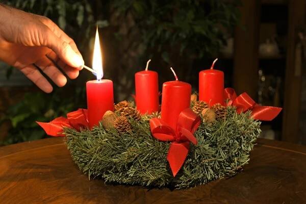 Vyrobte si nádherný staročeský adventní věnec: jak ho ozdobit, aby vypadal jako ten u babičky