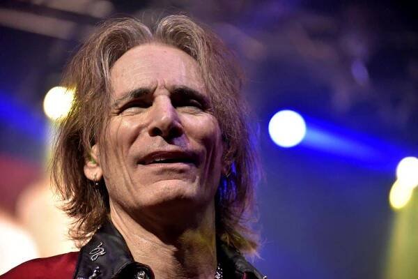 FOTOREPORT: Steve Vai řádil ve vyprodaném Lucerna Music Baru
