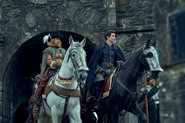Mary & George - Vlk a beránek - Z filmu - Tony Curran, Nicholas Galitzine