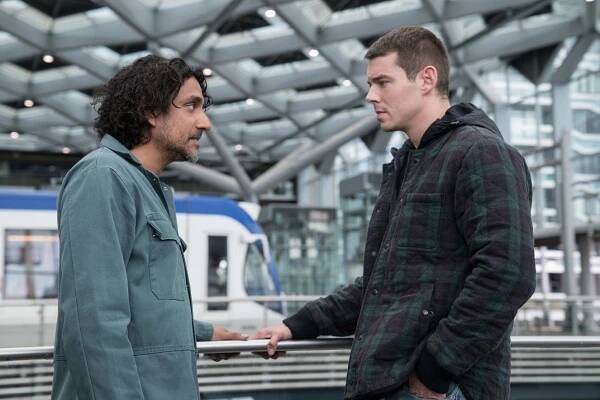 Osmý smysl - Obligate Mutualisms - Z filmu - Naveen Andrews, Brian J. Smith