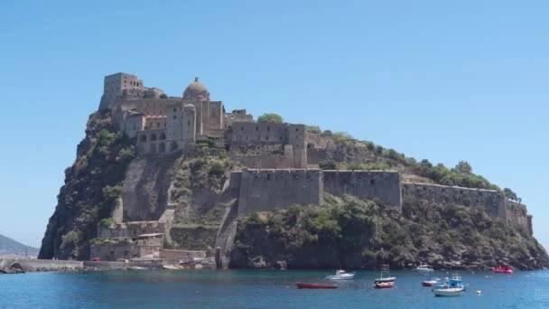 Den ještě nábřeží pohled na středověký hrad Aragonese - Castello Aragonese - na sopečné skalnaté zátoce na ostrově Ischia, region Kampánie, Itálie. — Stock záběr