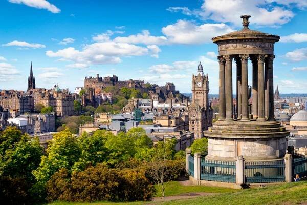 Památník Dugald Stewart a výhled na historický Edinburgh z Calton Hill, Skotsko, Velká Británie stock fotka