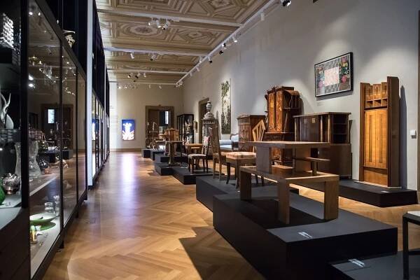 Obrazem: Jednou za dvacet let. Muzeum vystavuje kříže, šaty i čajové soupravy
