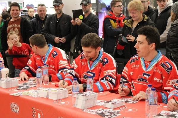 Autogramiáda Dynama měla v Pardubicích úspěch. Fronta fanoušků se táhla až ven
