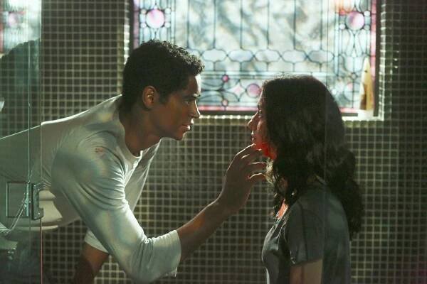 Vražedná práva - Zasloužil si zemřít - Z filmu - Alfred Enoch, Katie Findlay