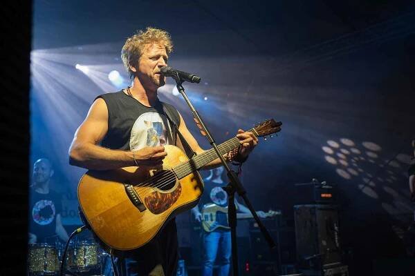 Tomáš Klus měl koncert před hudebním klubem mcFABRIKA  v Českých Budějovicích.
