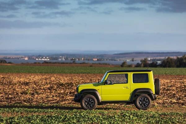 Na Aukru se prodává Suzuki Jimny od koruny. Čím vyšší cena, tím víc pro charitu