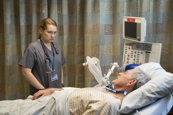 Sestřička Jackie - Automat na léky - Z filmu - Merritt Wever, Victor Garber