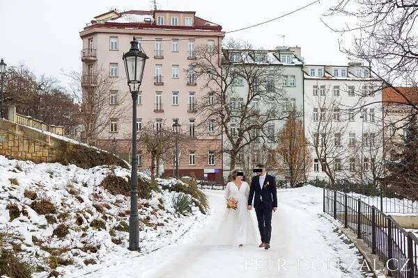 Svatební fotografování nevěsty a ženicha na sněhu u Vršovického zámečku