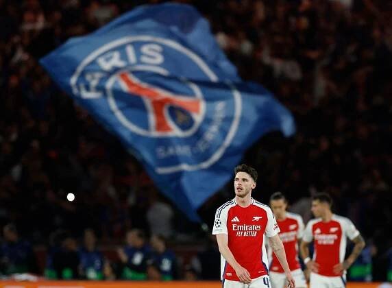 Arsenal's Declan Rice looks dejected after Paris Saint-Germain's Achraf Hakimi scores.