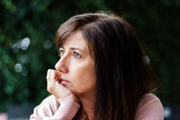 woman thinking about histamine intolerance