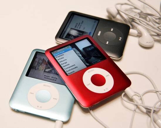 Výroba revolučního hudebního přehrávače iPod po dvou desetiletích končí. Apple už jen doprodá zásoby