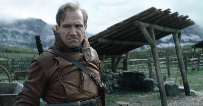 Kingsman: Tom Hollander si v prequelu zahraje hned tři postavy. Co stojí za tímto rozhodnutím? • Filmožrouti.cz