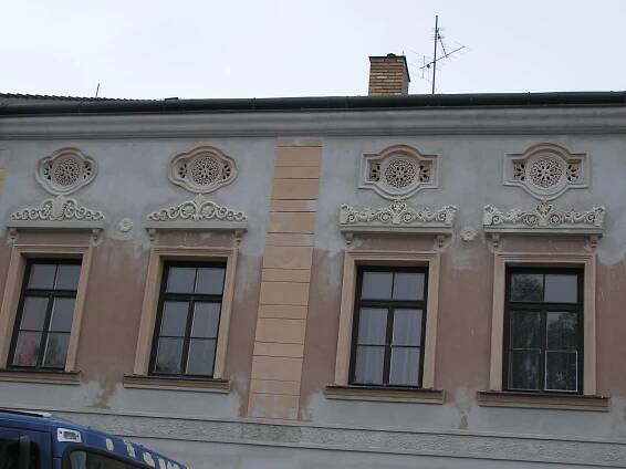 Polná - Husovo nám. - Štukatérství Krejčí