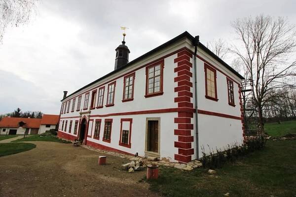 Třebešický zámek rozkvétá, obnova pokračuje