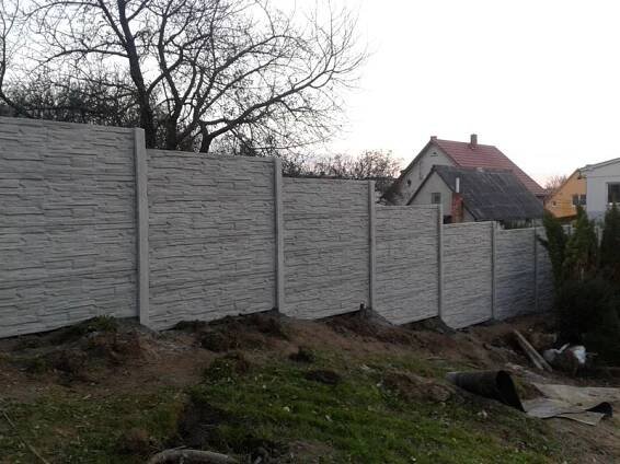 Prievidza - šedý rovný jednostranný betónový plot - Ploty Beves.sk