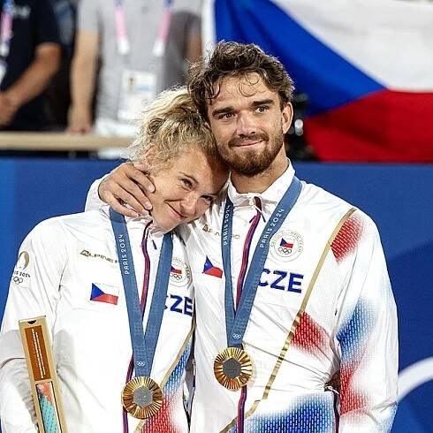 Kateřina Siniaková a Tomáš Macháč se radují z výhry ve finále.