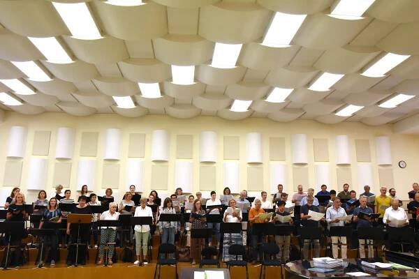 "Mitmischen"-Aktion des BR am 4. Juli 2023: 30 Laien, BR-Chor und Howard Arman im Chorsaal im Funkhaus (Foto: Alexander Heinzel)