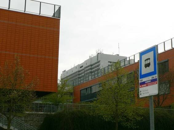 Fotografie - Fakultní nemocnice Bohunice z ulice Kamenice. - 28.04.2022