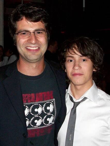 Soubor:Ned Vizzini and Keir Gilchrist.jpg – Wikipedie