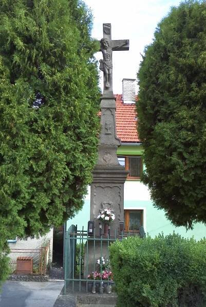 Soubor:Návojná - kříž před čp. 7.jpg – Wikipedie