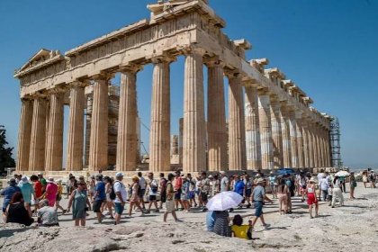 Only Early Birds Will See Acropolis as Workers Strike Over Heat