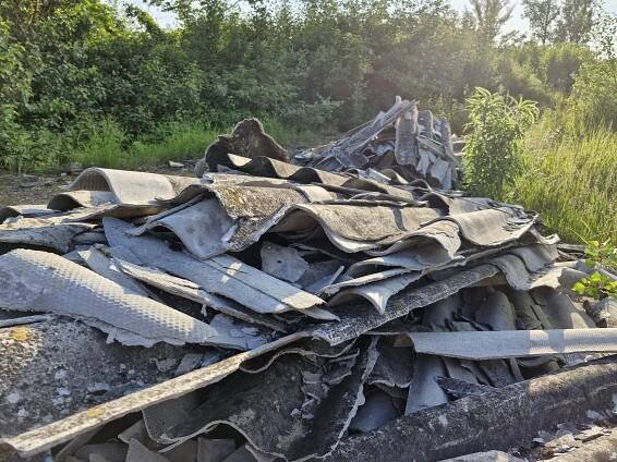 Jedovatý azbest v Praze se měsíce válí na Rohanském ostrově: Způsobuje rakovinu