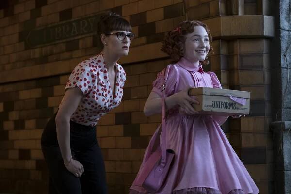 Řada nešťastných příhod - Strohá akademie: 1. část - Z filmu - Sara Rue, Kitana Turnbull