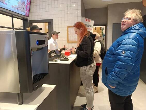 VIDEO: KFC přivítalo v Havlíčkově Brodě první zákazníky, podívejte se